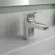 Waschtischarmatur von Ideal Standard aus verchromtem Material mit einem schlichten Design und einem Auslauf. Montiert auf einer weißen Oberfläche mit gefliesten Wänden.